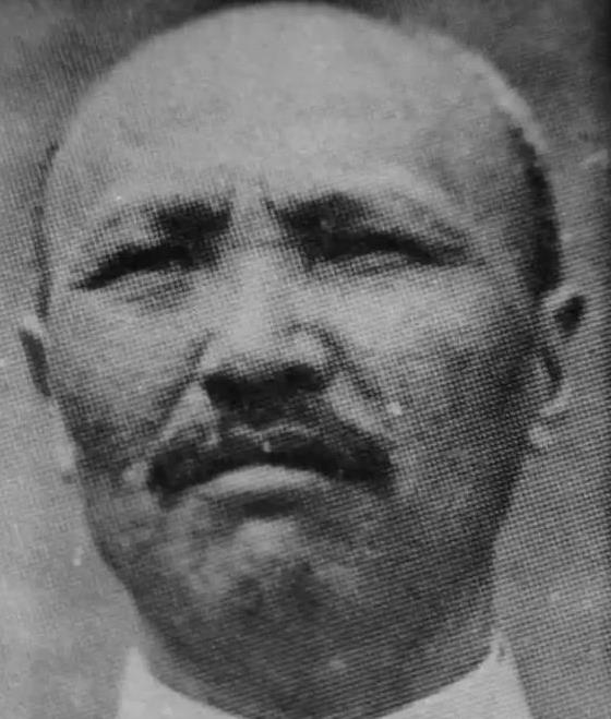 1947年4月，孙殿英在老巢汤阴被解放军包围后，拿出几万黄金分给手下，高级军官每