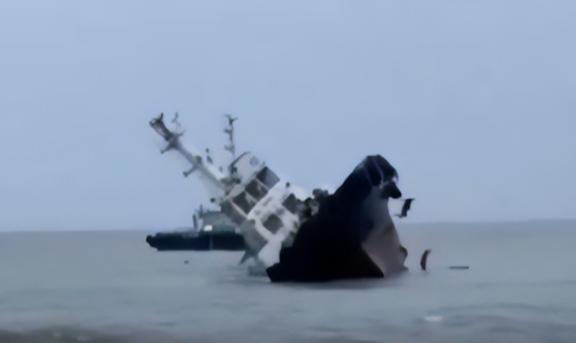 南海出大事了！ 菲律宾又拖来一条破船，这次直接给弄沉了！摆明了又是老套路，想