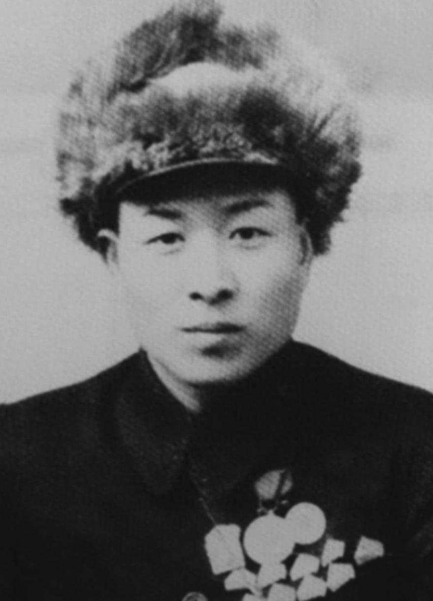 1941年,八路军战士郑希和执行任务归来歇脚，竟撞见8名日军追逐农妇，他默默打开