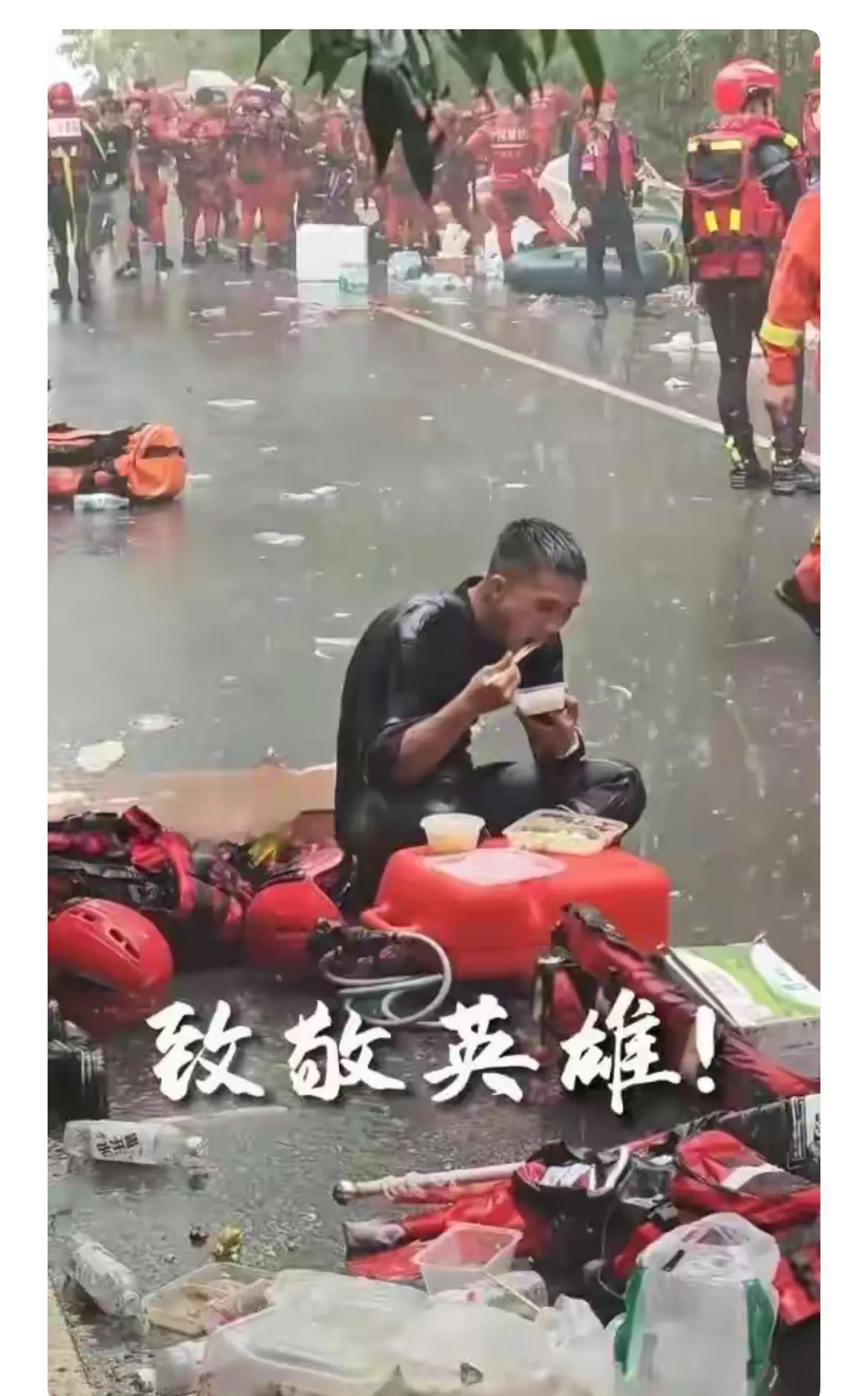 恕我直言！这张照片最戳人的不是雨中吃饭。而是不远处明明支着帐篷几步路就到，