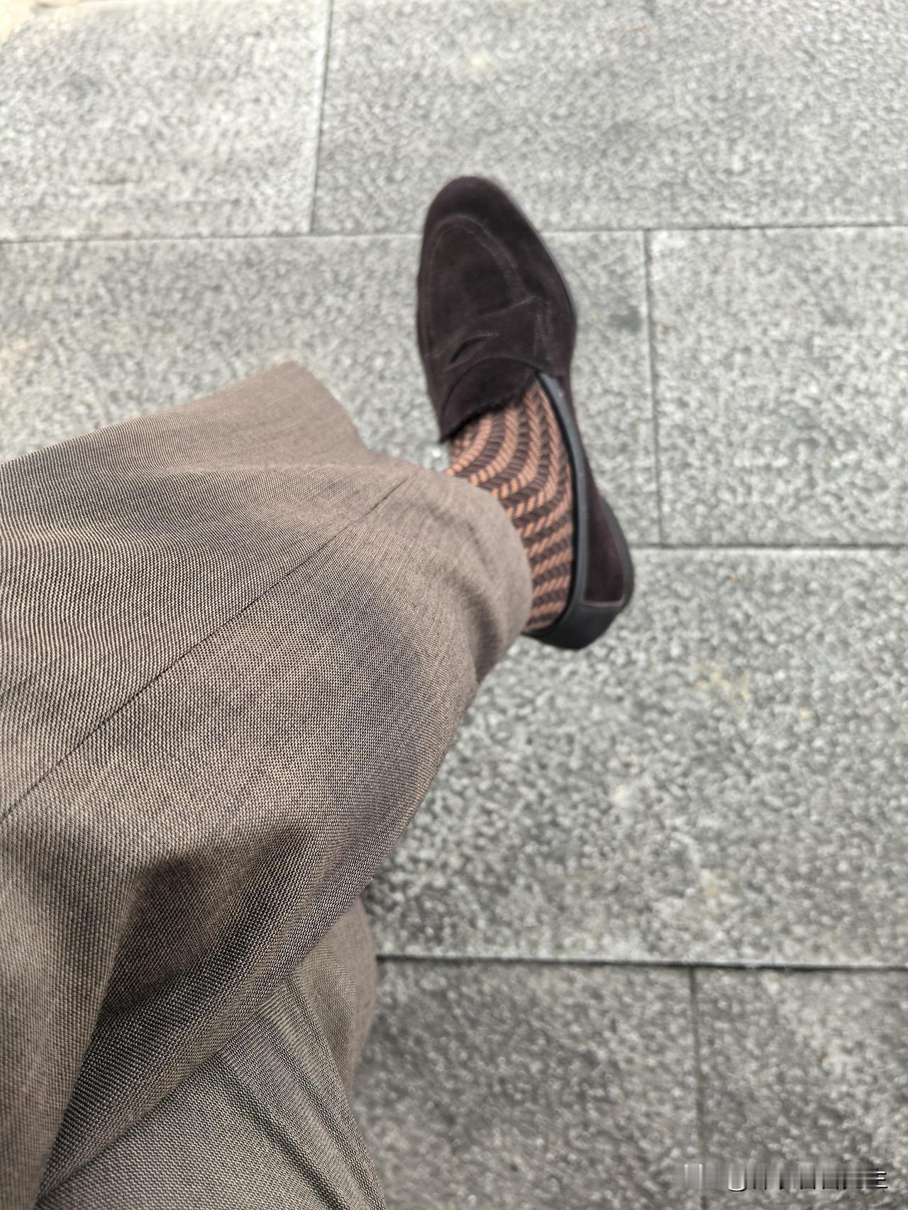 吃早餐的时候隔壁桌一小伙子走过来说“大哥，你这豆豆鞋挺好看的，在哪买的？有没有链