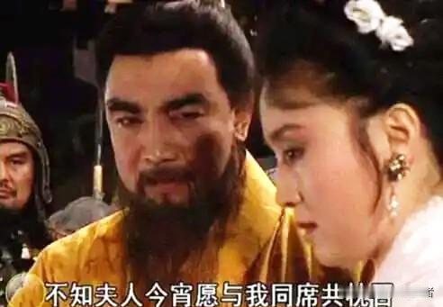 曹操攻进宛城，听说张绣的婶婶邹氏貌美，连夜派人把人请来。邹氏进门就低头行礼：“