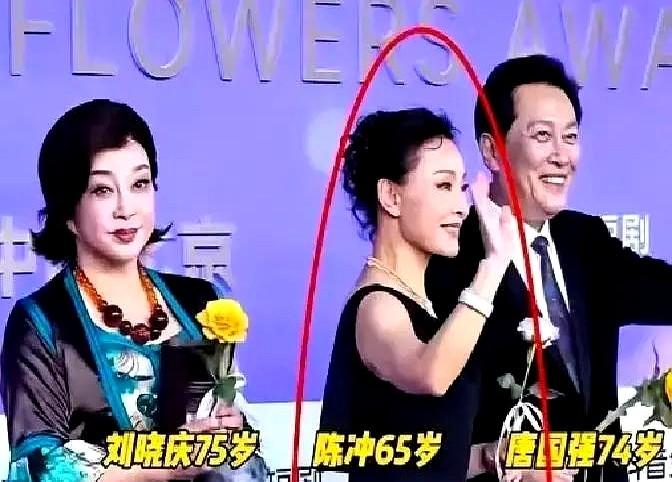 46年前分一根冰棍的三个人，如今在红毯上，连句话都说不上。刘晓庆几次想往唐国