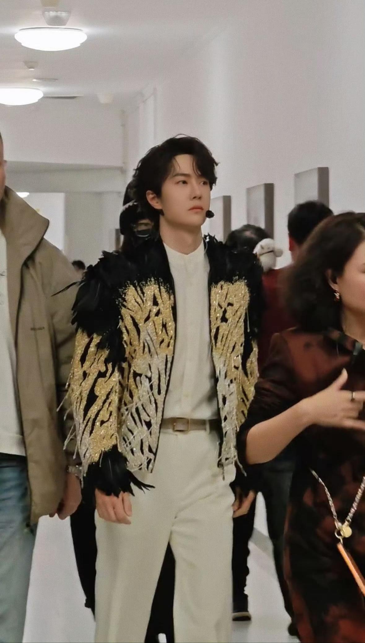 超季全球首穿，巨星闪耀登场！王一博马年春晚舞台，身穿刚刚发布的SaiidKo