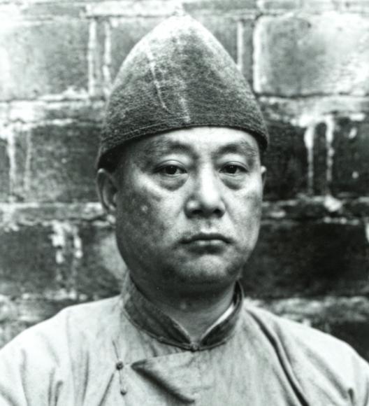 1950年，国军中将周磐于昆明被俘，一审被判死刑。刑场枪声即将响起之际，他猛然记