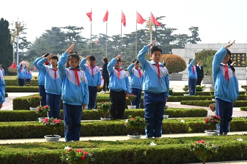 一位网友说，他们那地方，八线的小城市都算不上，可是近几年来，他们当地的很多中小学