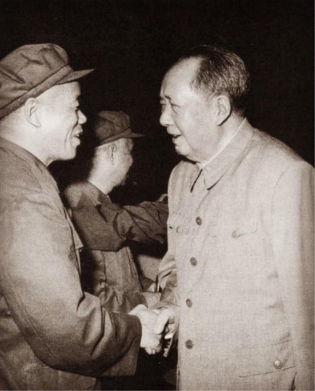 韩先楚晚年病重，儿子在床边随口说了句“毛泽东”，处于半昏迷的老将军突然暴怒指着儿