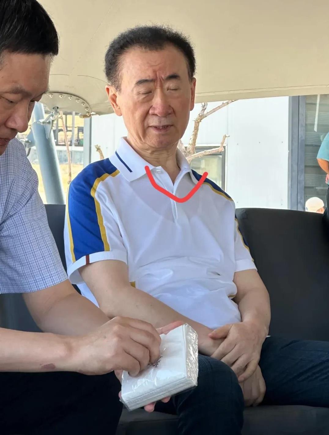 网友于新疆克拉玛依独山子大峡谷偶然遇见王健林在旅游。他的穿着仍保留着他们那个年代