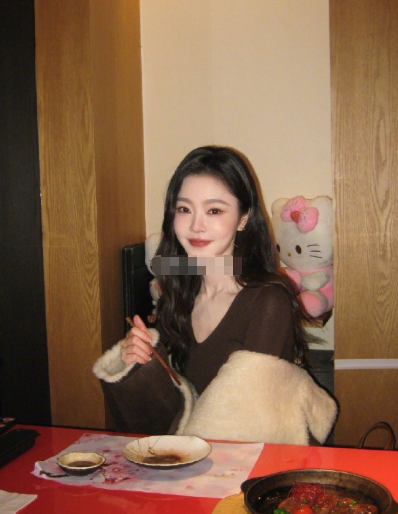 镜头随便一扫都亮晶晶的，这种blingbling的美感太难得了，宋轶今天的妆造真