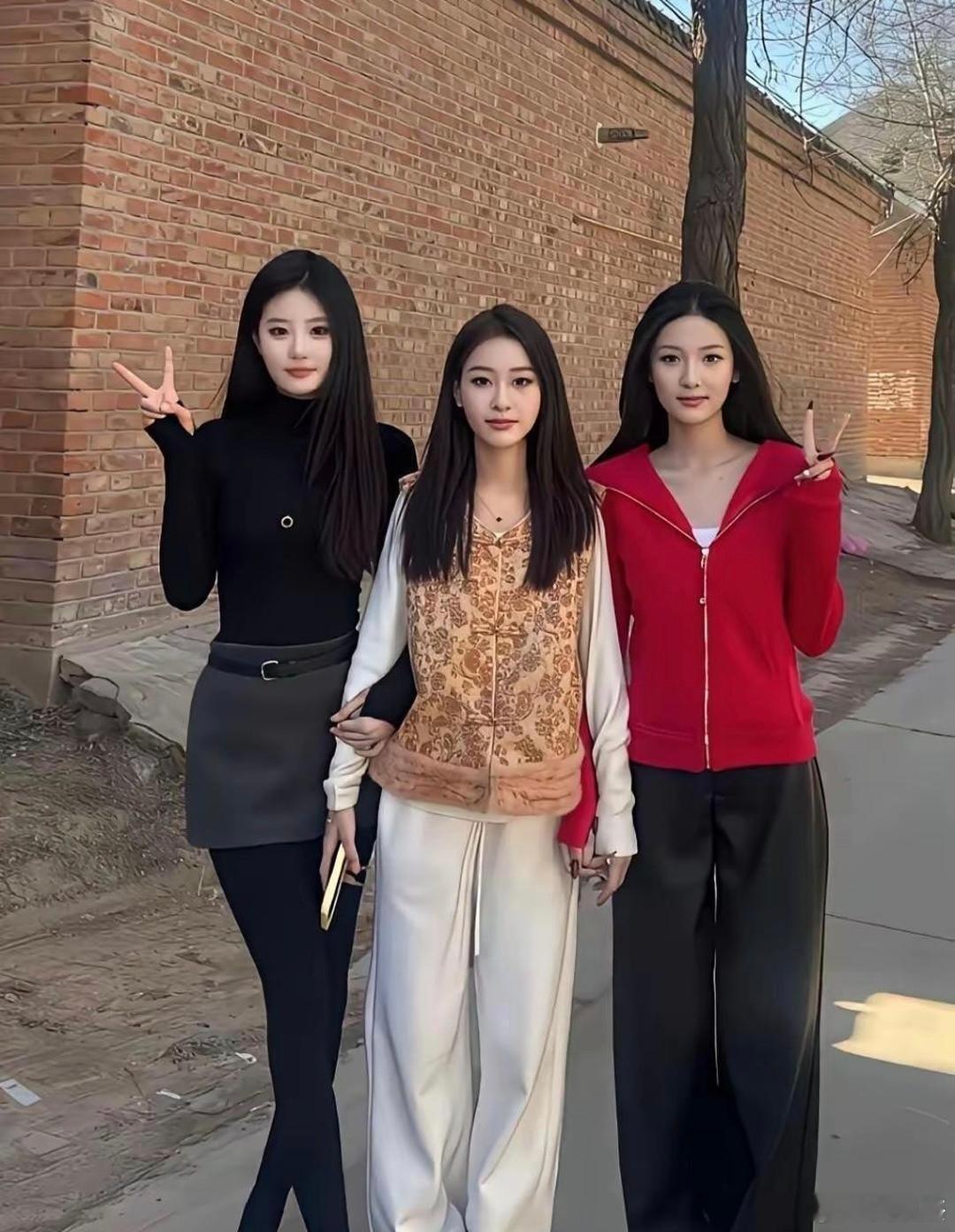 都说黑衣女生是农村人，有什么依据？