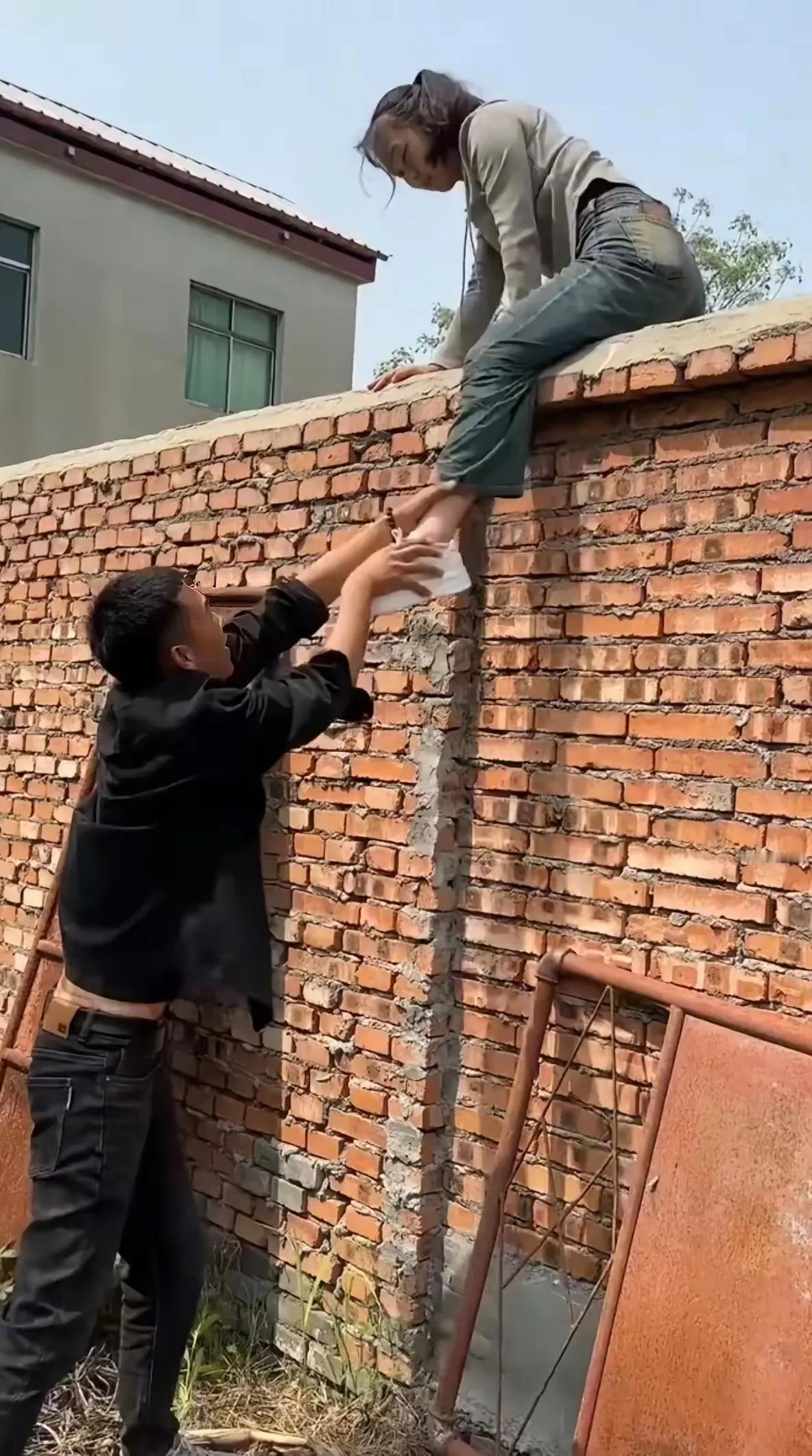 有情何惧三米墙，自有人梯在帮忙。隔墙接吻最难忘，其实还是挺荒唐。