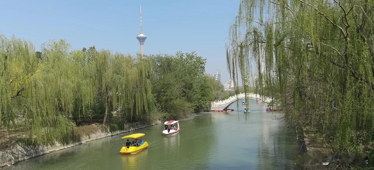 天津水上公园是天津市规模最大的综合性公园，位于南开区水上公园北路，始建于1950