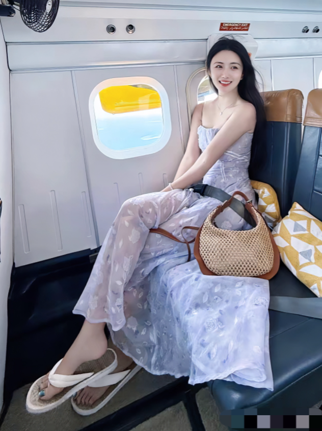 赵昕，170cm，一席长裙好美，大长腿，就是这双脚看着太大了，最小也得42码，你