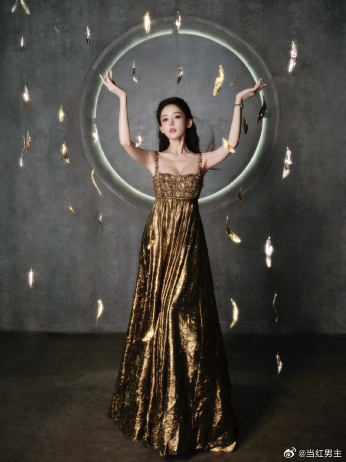 娜扎好懂事的风娜扎的腿好长啊每次看娜扎都被惊艳！风一吹氛围感拉满，长腿比例优越