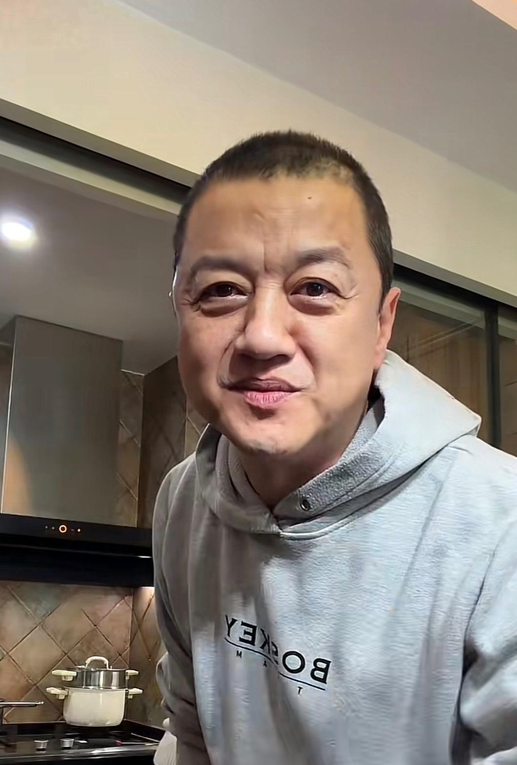 54岁，负债数亿，他直播一场卖了1.62亿。别人欠钱跑路，他把北京别墅卖了，搬