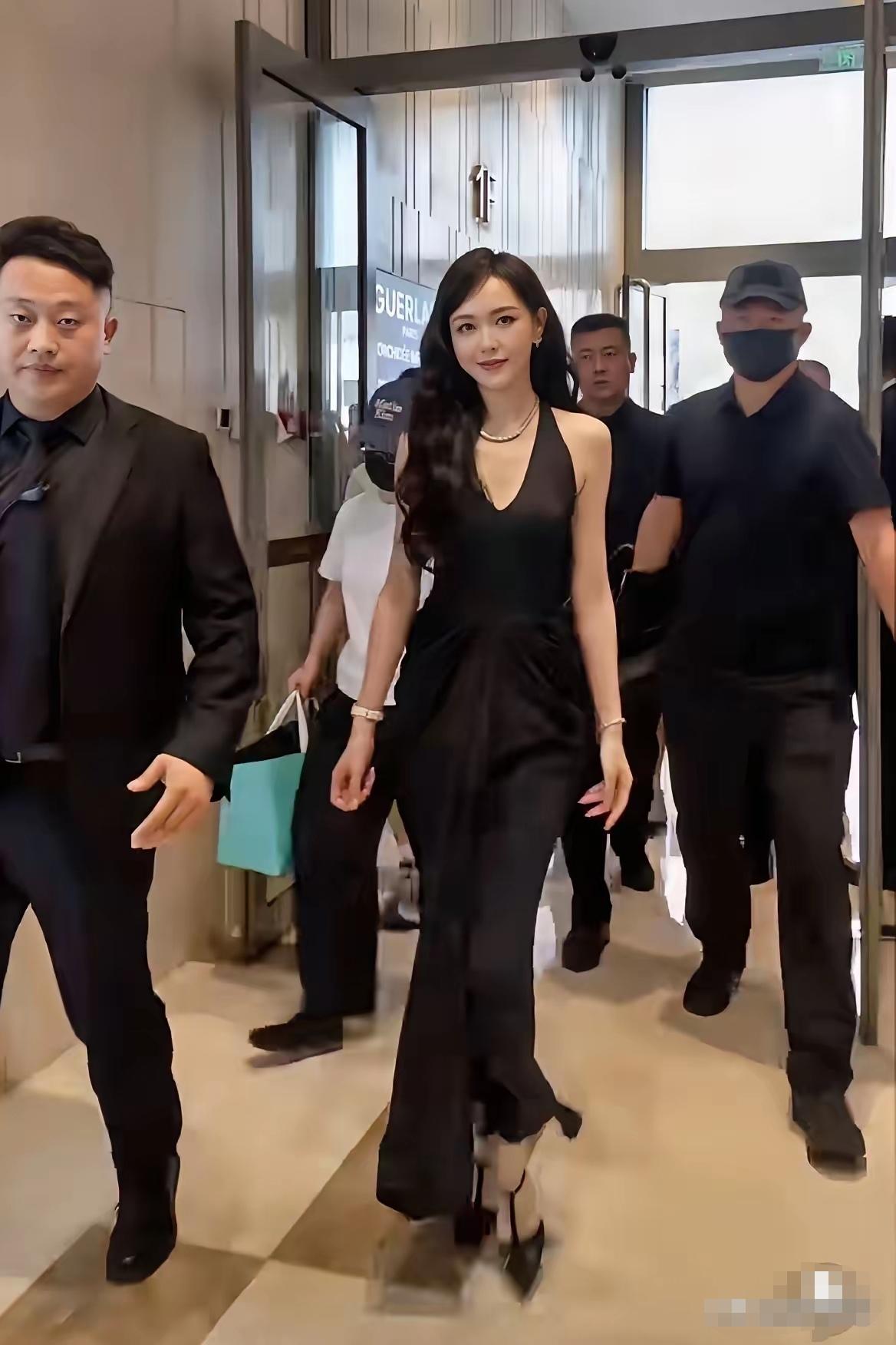 感觉唐嫣好像永远都不会老一样，永远都那么年轻漂亮，身材永远那么苗条。而且，一年比