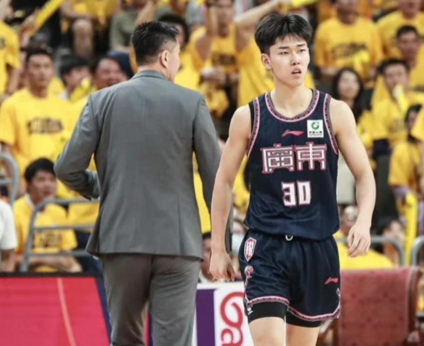 降维打击！在全运会U22男篮半决赛中，广东队以98-64的大比分战胜上海队，