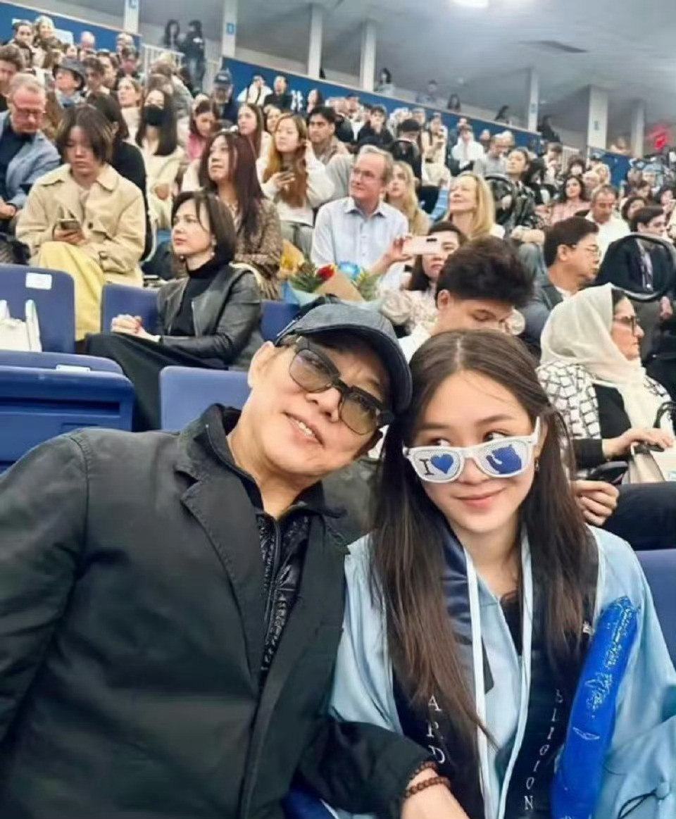 李连杰再强的男人也是女儿奴看到他在合肥细心照顾小女儿的样子，突然觉得巨星光环