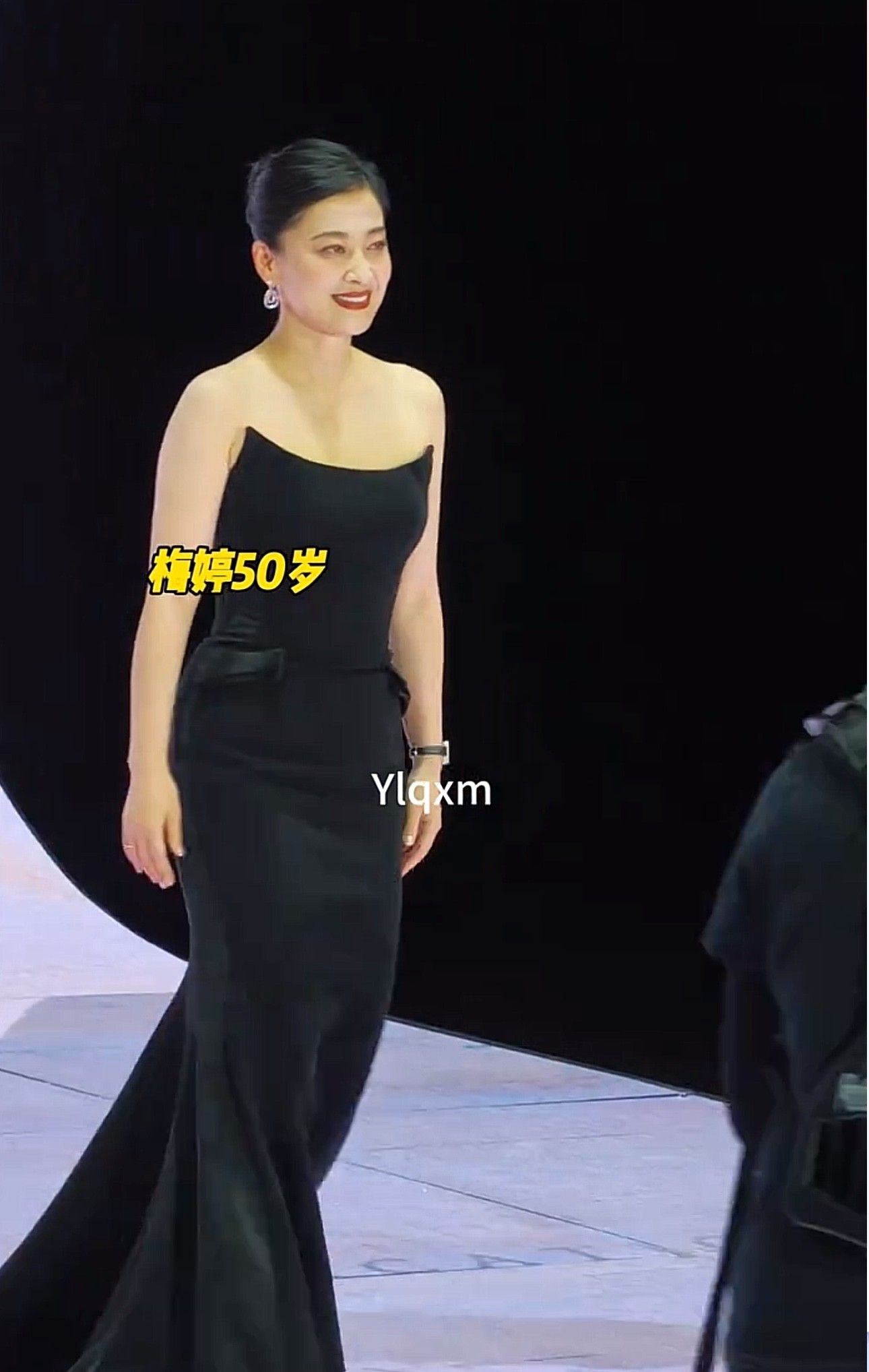50岁的梅婷，真的是给所有女人提了个醒。她近期亮相某慈善晚宴，身着一