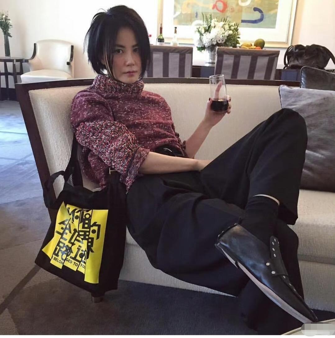 不管王菲怎么穿搭，都那么的独一无二。