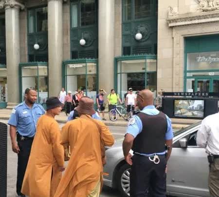 美国假和尚见人就开光收钱，20美元起步，相当于160人民币，已有数十人因无和尚执
