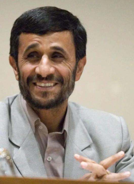 炸锅了！就在4月10日，沉寂许久的伊朗前总统内贾德，突然抛出重磅发声，瞬间引爆全