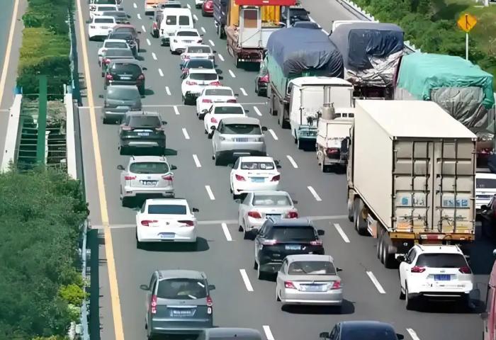 在中国，真的可能会出现堵车吗？五一返程高峰，中国各地堵车的视频传到外网，差点把一