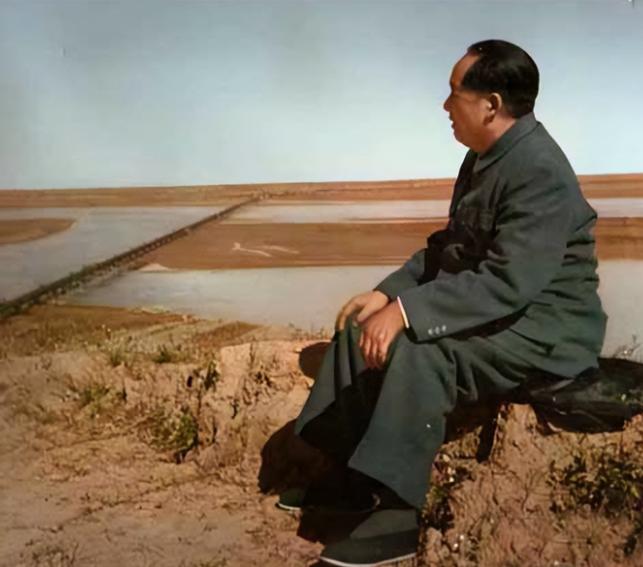 1952年，毛主席视察黄河，在兰封农家讨水喝，老大娘一句话逗笑全场。 195