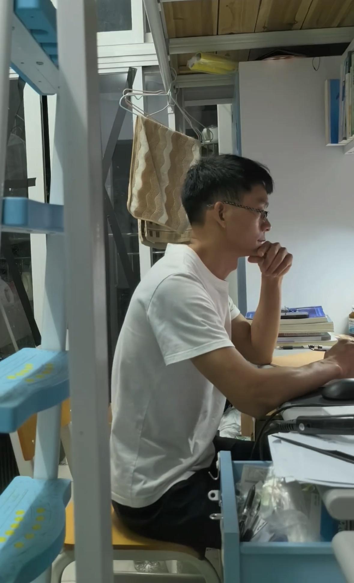 唐尚珺备考期末科科烧脑，唐尚珺更新期末复习状态称这个期末考试有点悬。这两周是