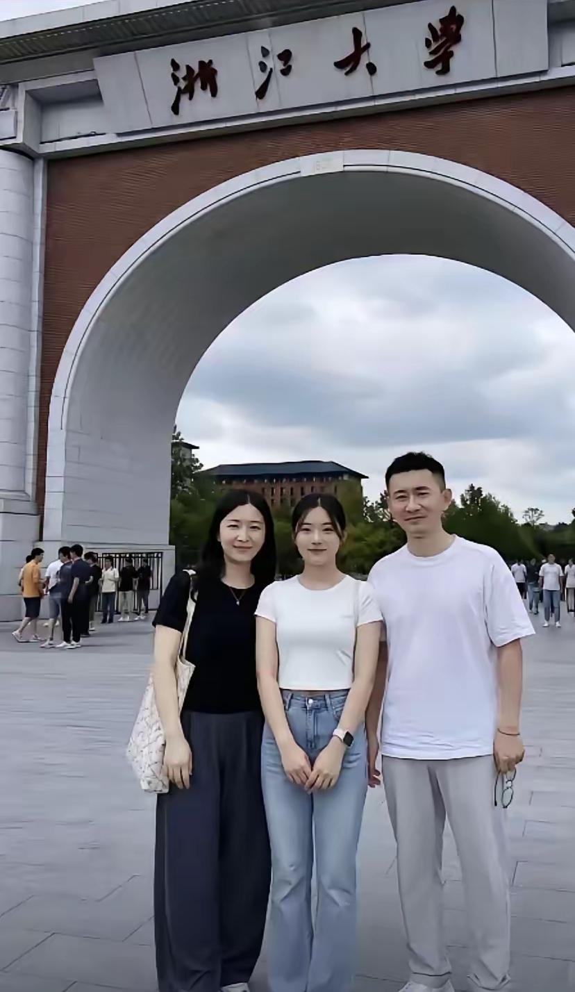 浙大开学，这一家三口火了：父母体制内，女儿考上名校，评论区却吵翻了！浙大紫金