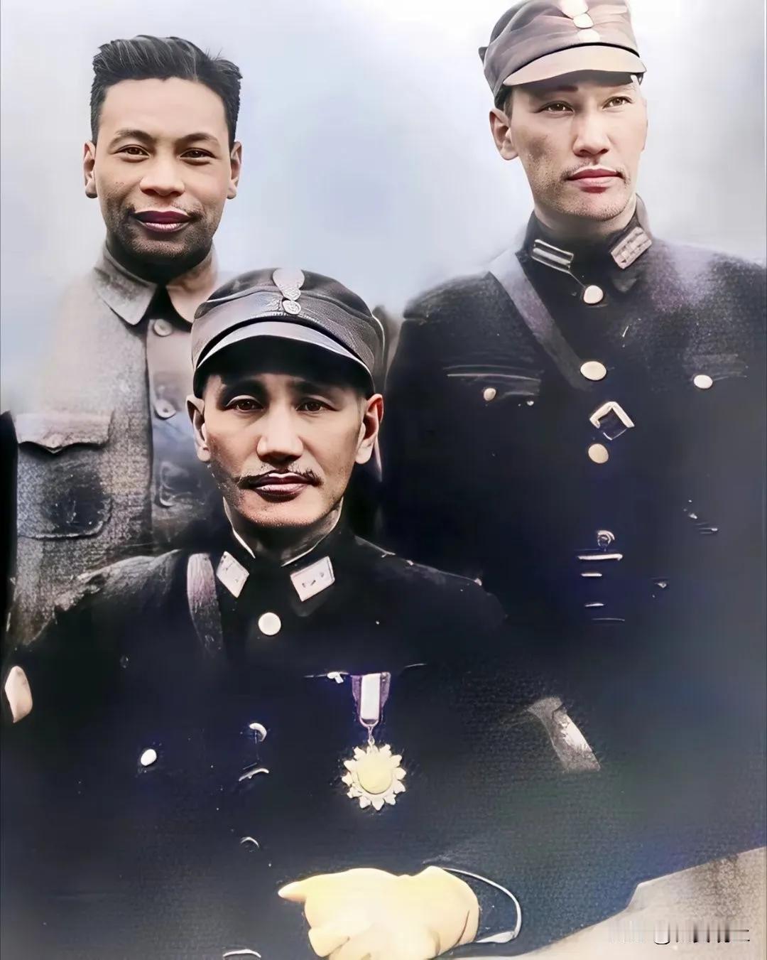 这张图片中的三个人物是蒋介石和他的两个儿子，蒋经国和蒋纬国父子三人。本来蒋纬