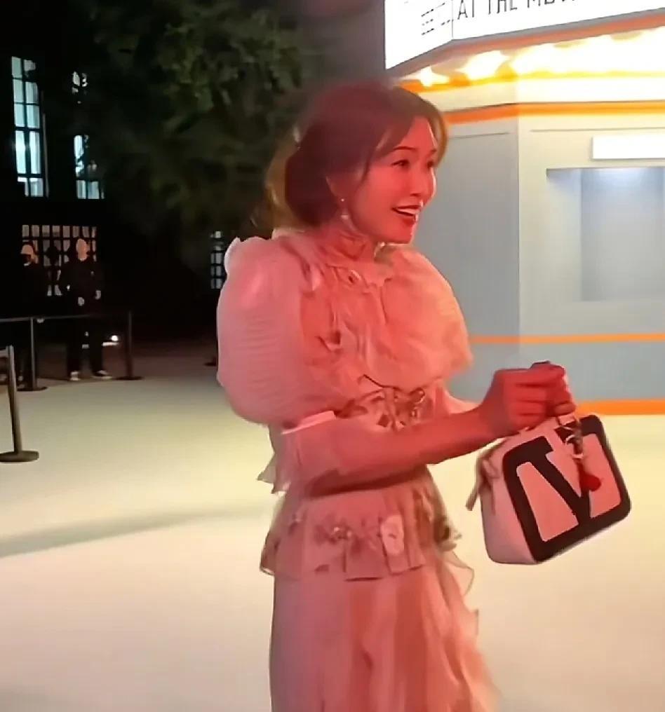 50岁林志玲“驼背明显、脖子前倾”，年龄越大越发明显了。从前林志玲挺拔的身姿，自