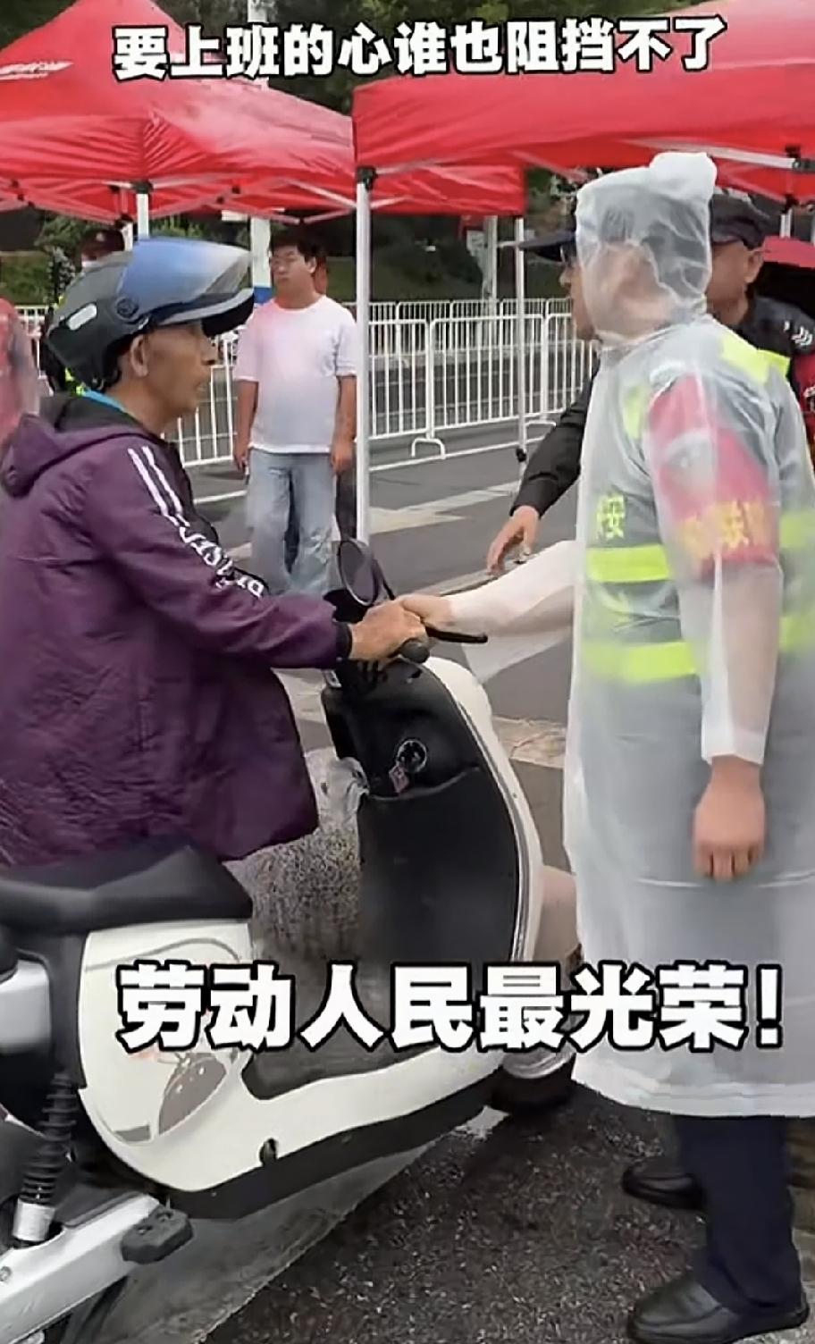 一个老头戴着头盔推着电瓶车来到了京东刘强东在宿迁公司的大门口，结果被保安拦了下来