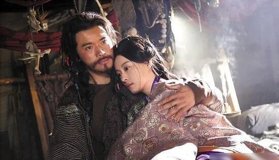 野史：公元272年，宣太后将义渠王诱骗到甘泉宫并杀害。临死前，义渠王浑身是血地躺