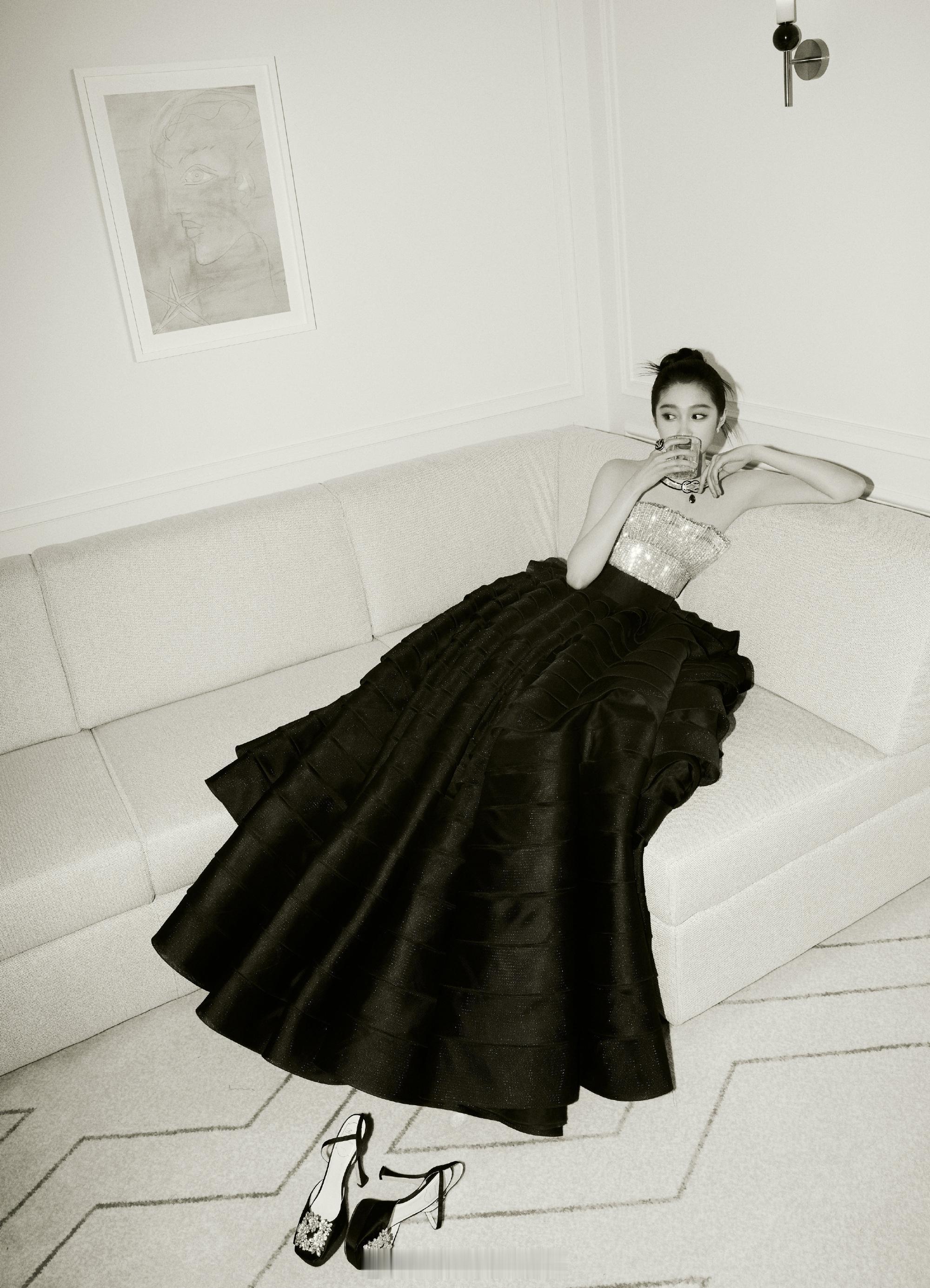 关晓彤戛纳黑色闪钻礼服碧海蓝天