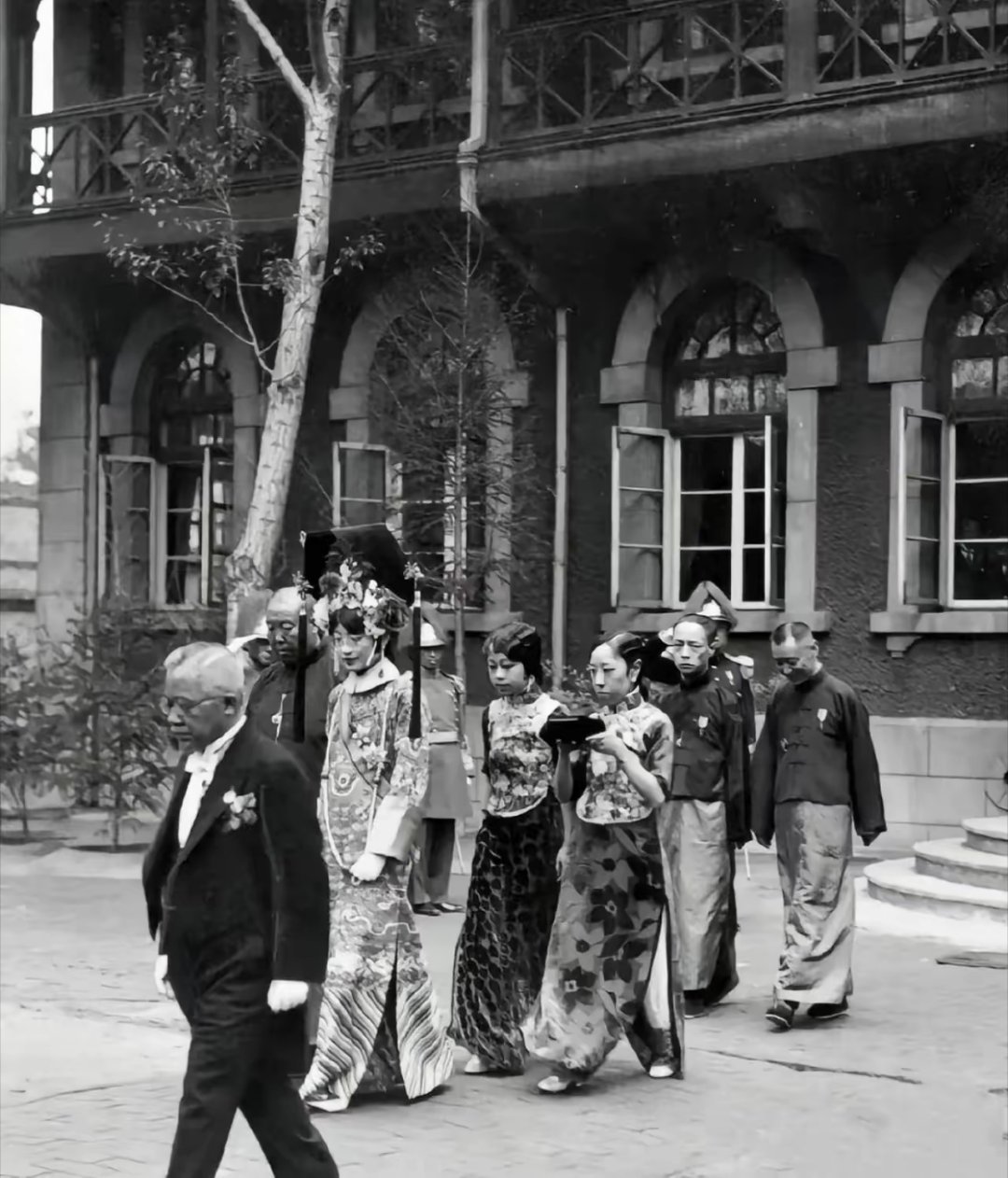 没想到末代皇后婉容最亮眼的瞬间，不是大婚时的凤冠霞帔，而是1934年戴着无框眼镜