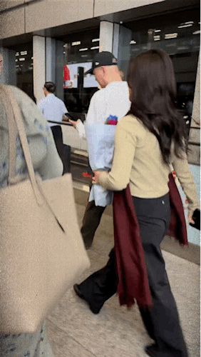 难怪朱珠能跻身“全球百大最美面孔”前二十，这脸蛋、这身材，真的没话说✨。她在20