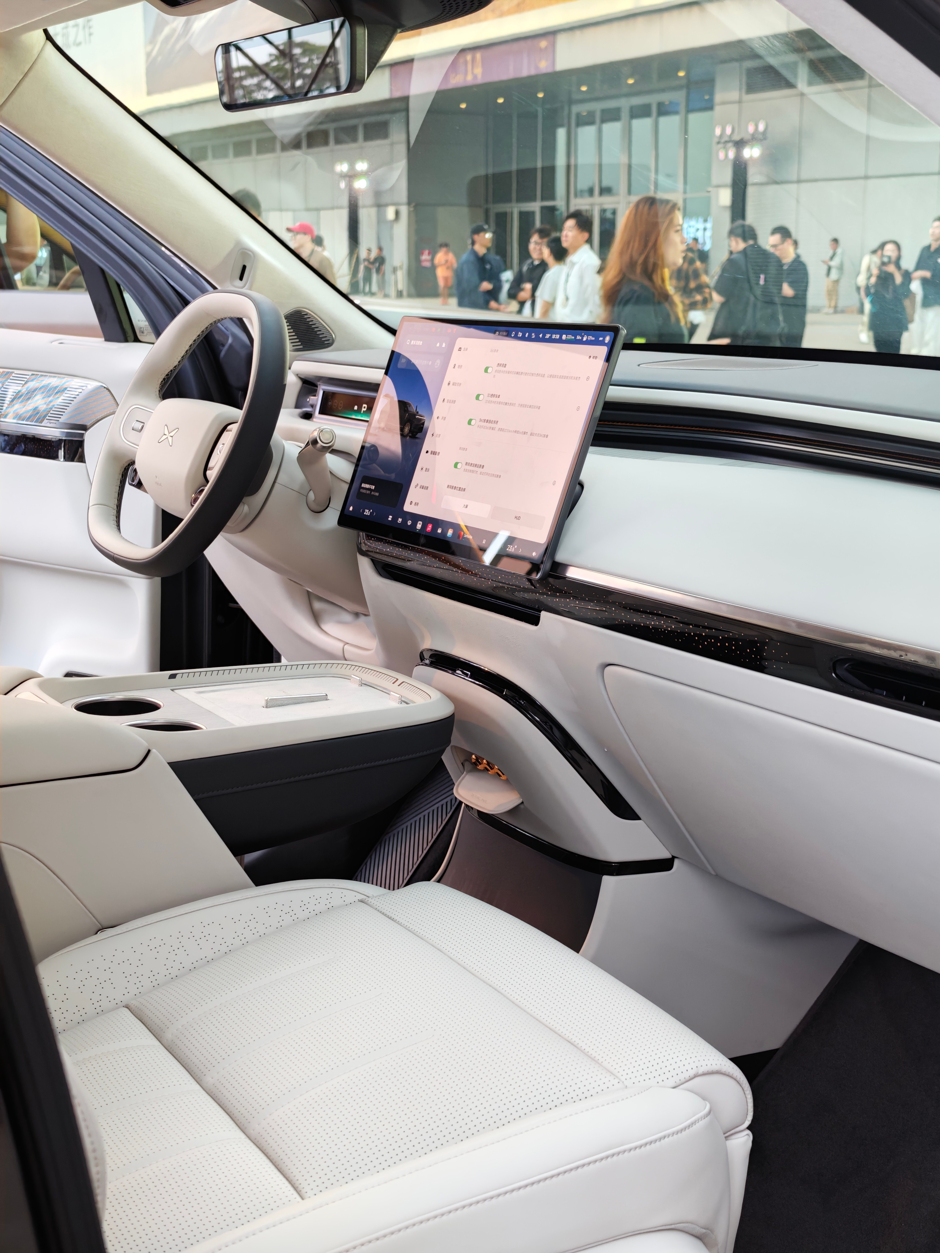 小鹏gx个人唯一推荐配色，黑外白内，没有第二个更帅的选择，信我。