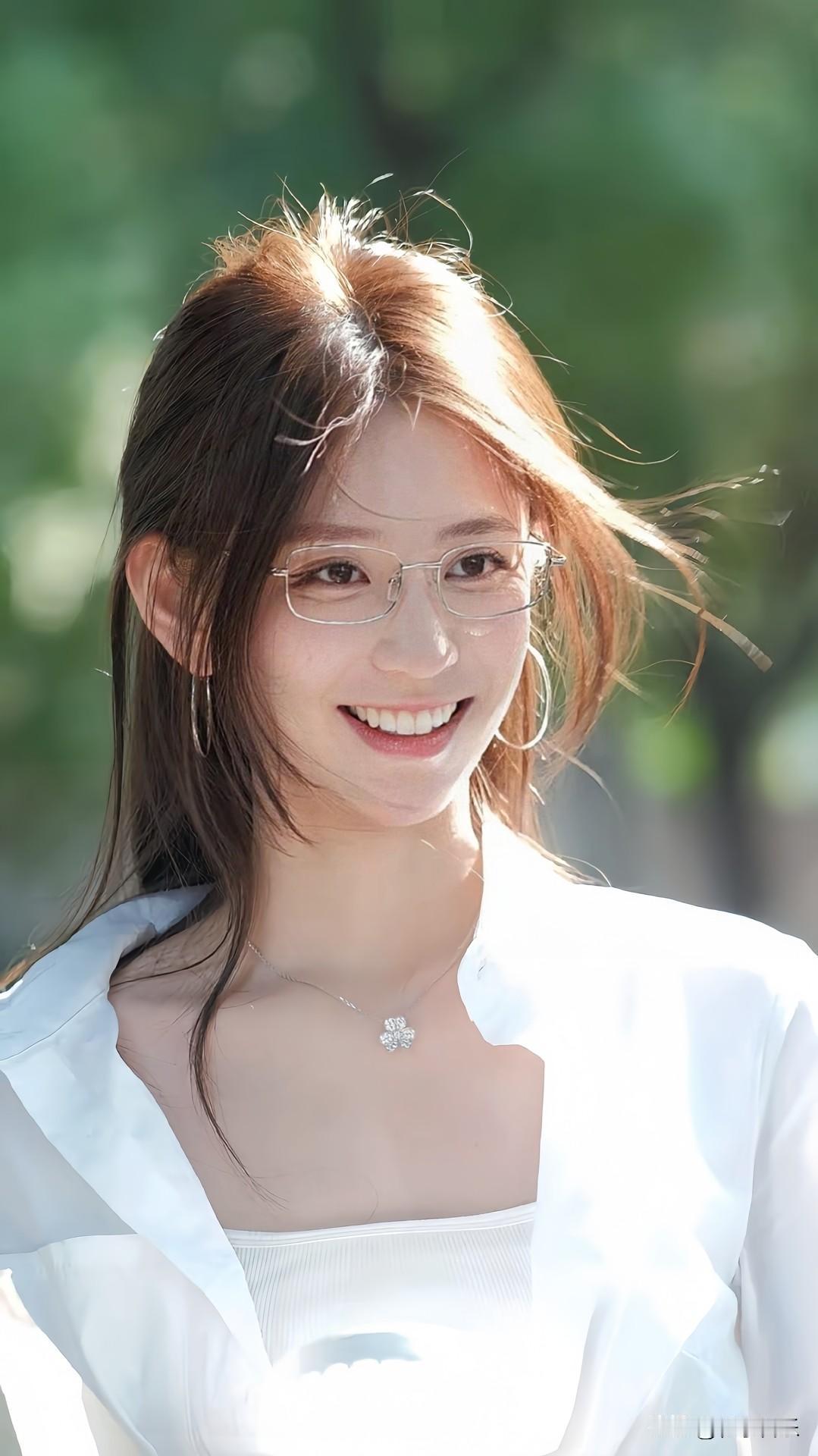 阳光铺洒时，甜妹笑眼弯弯，元气像会发光，瞬间点亮整个晴空☀️少女感笑容萌萌哒笑