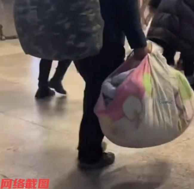 辽宁大连有女子的儿子遇到车祸身亡，再后儿子的爸爸也因病离世，这一段家庭的经历让女