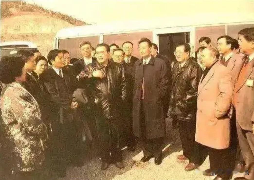 1996年11月30日，时任国务院总理李鹏视察秦山三期重水堆核电站建设工地，并题