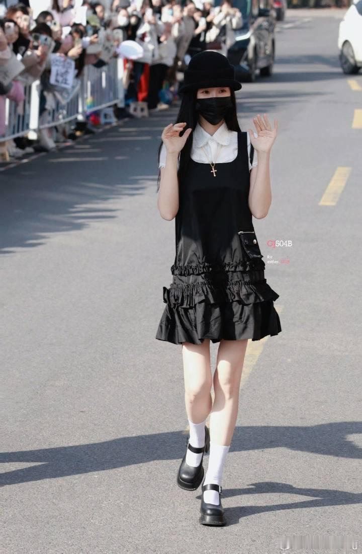 丸辣…被虞书欣种草那个老铺十字架了…原来做功课觉得有点粗旷不够精致不好搭的…