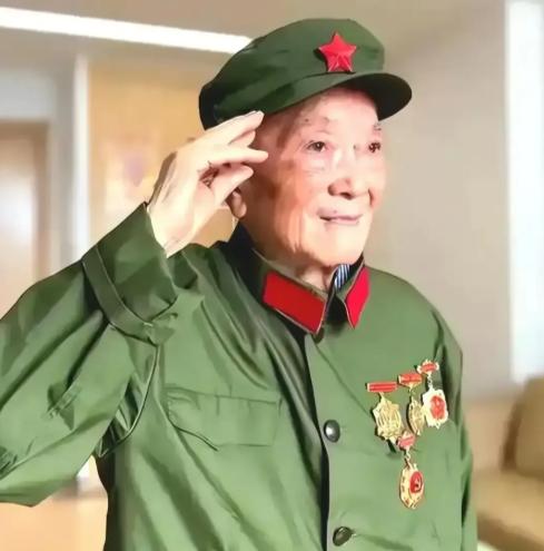 1979年廖汉生视察部队，点名见一名基层军官，见面皱眉：你级别怎么这么低主要