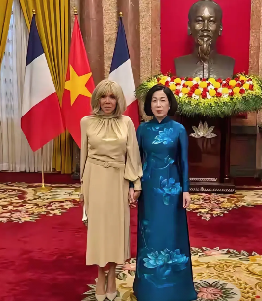 72岁的布丽吉特·马克龙和越南第一夫人阮氏明月合照，那画面可真亮眼！有网友表