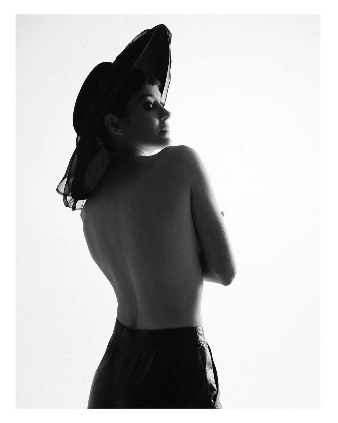 玛丽昂·歌迪亚为《Zoo》杂志2025年10月拍摄的写真照套图[玫瑰]摄影：Ja