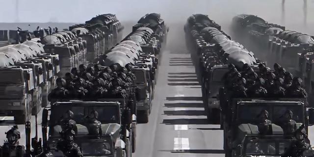 美国怕中国的东风导弹吗？怕！美国怕中国的六代机吗？肯定怕！但是，最让美国忌惮的