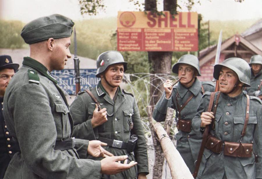 此时正是1940年下半年，法国全境已被德军占领。与其士兵闲谈的是哪国军队士兵