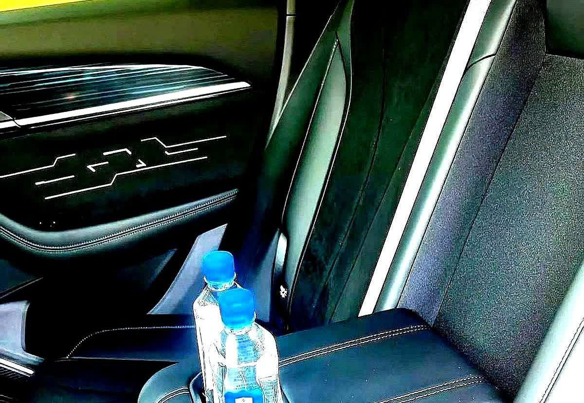 一位做殡葬的朋友说，车里尽量别放瓶装水了不是怕夏天起火，不是怕犯讲究，而