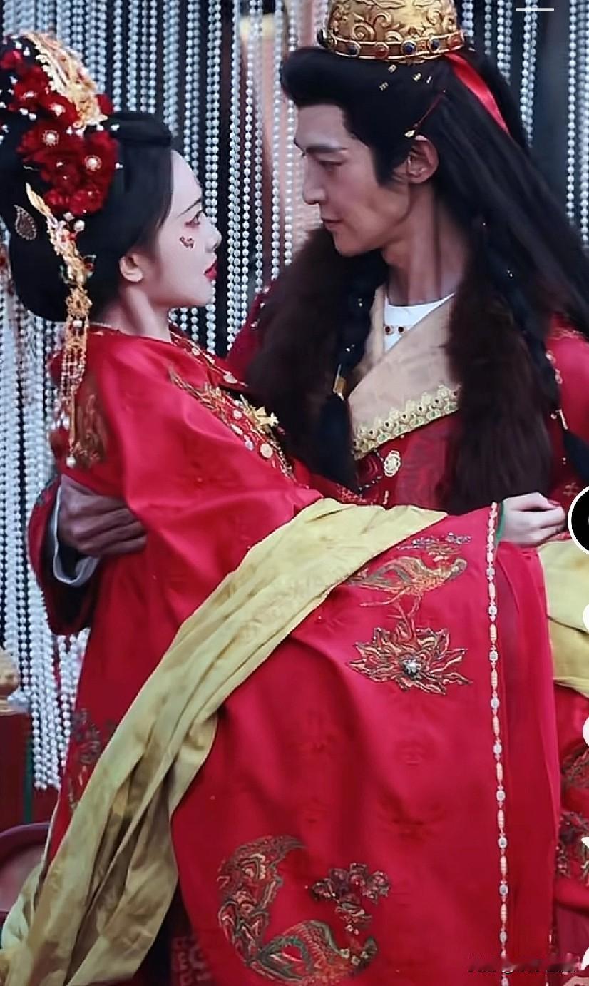 这是唐晓天？？？？没看出来。可能我看到他古装扮相，头发都是束上去的，这次披发披