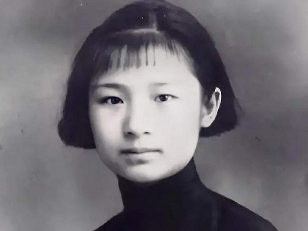 她原本是一位文弱的女教师，却被日本人抓走，残暴的日寇用铁钩穿下体，铁钉钉手指，身